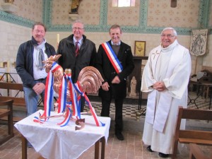 « Prenons vite fait bien fait quelques photos, puis bénissez moi ! La place du vieux coq est pour moi ! »