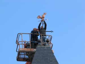 Les Fouencampois le saisirent, et dirent : "Notre nouveau Coq, Tout hâbleur que vous êtes, souhaitez-vous vraiment occuper cette place pendant des décennies sans le moindre doute ? "