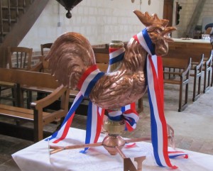 A ces mots un jeune coq emplit de joie ; Accouru pour montrer sa belle voix,